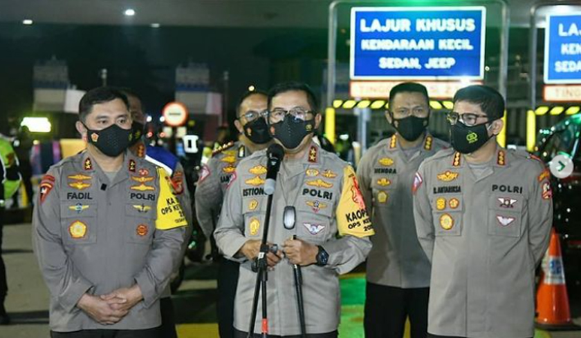 Kapolda Metro Jaya bersama Kakorlantas Polri meninjau pos penyekatan mudik di GT Cikarang Barat. (Foto: PMJ News/Korlantas Polri).