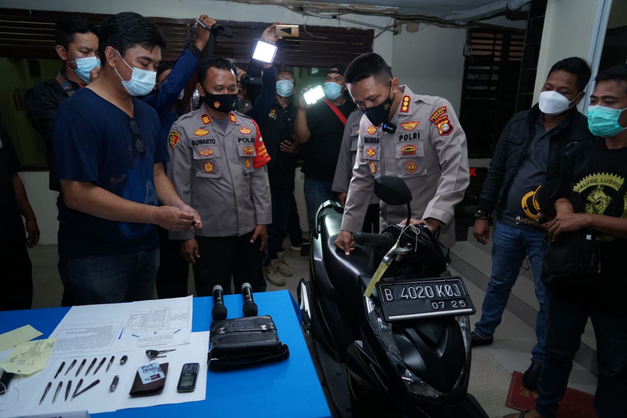 Motor dan barang bukti senpi serta kejahatan lainnya turut diamankan polisi. (Foto: PMJ News)