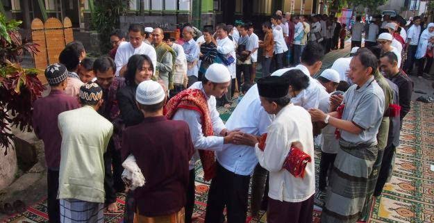 Saling memaafkan di Hari Raya Idul Fitri. (Foto: Ilustrasi/ Dok Net)