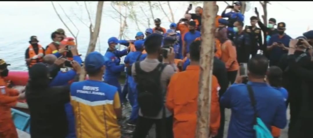 Evakuasi korban meninggal perahu terbalik di Waduk Kedung Ombo. (Foto: Instagram Polda Jateng). 