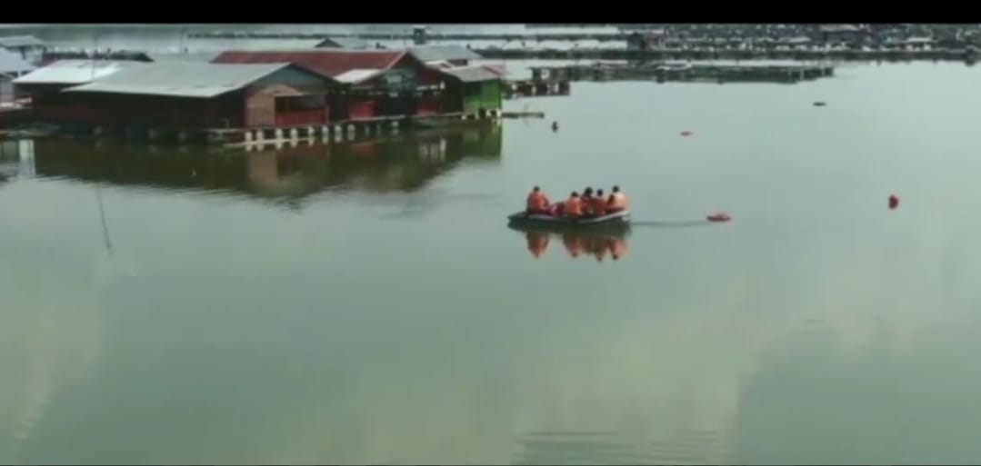 Evakuasi korban meninggal perahu terbalik di Waduk Kedung Ombo. (Foto: Instagram Polda Jateng). 