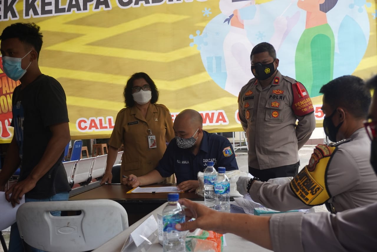 Kapolsek Kelapa Gading mengawasi jalannya rapid dan swab test bagi pemudik. (Foto: PMJ News). 