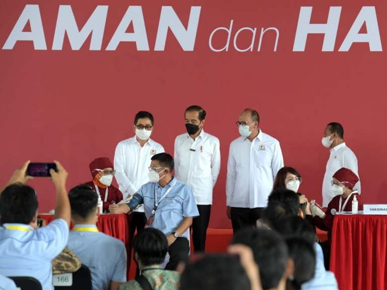 Presiden Jokowi meninjau pelaksanaan vaksinasi gotong royong di PT Unilever, Jababeka, Cikarang. (Foto: PMJ News).