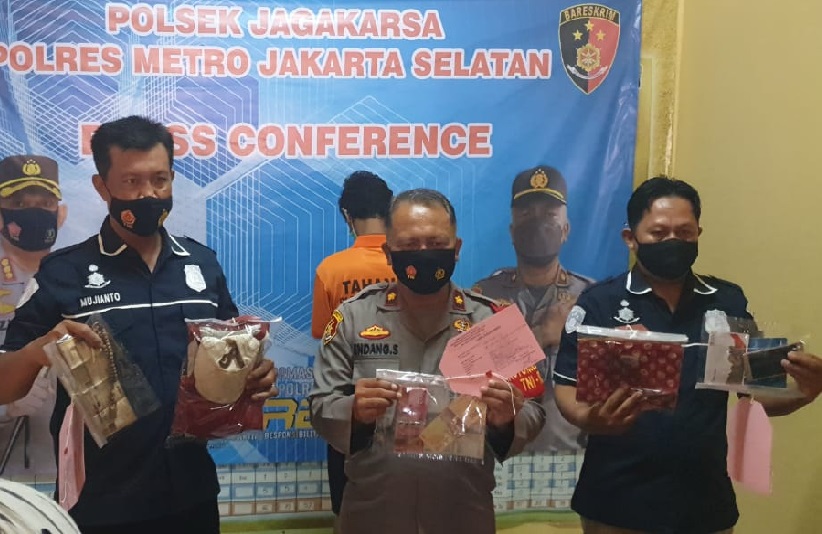 Polsek Jagakarsa menggelar perkara kasus penjambretan. (Foto: PMJ News).