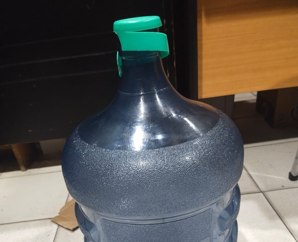 Barang bukti kejahatan berupa botol aqua yang dipakai pelaku diamankan polisi. (Foto: PMJ News)