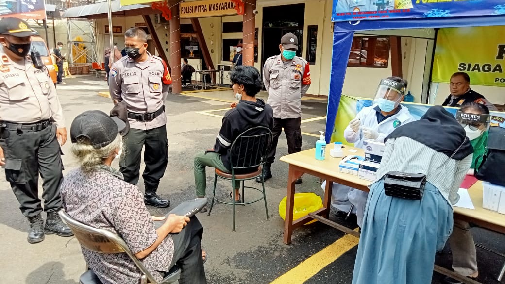 Jajaran Polsek Tanjung Priok gelar test swab antigen gratis bagi masyarakat yang melakukan mudik. (Foto: PMJ News). 