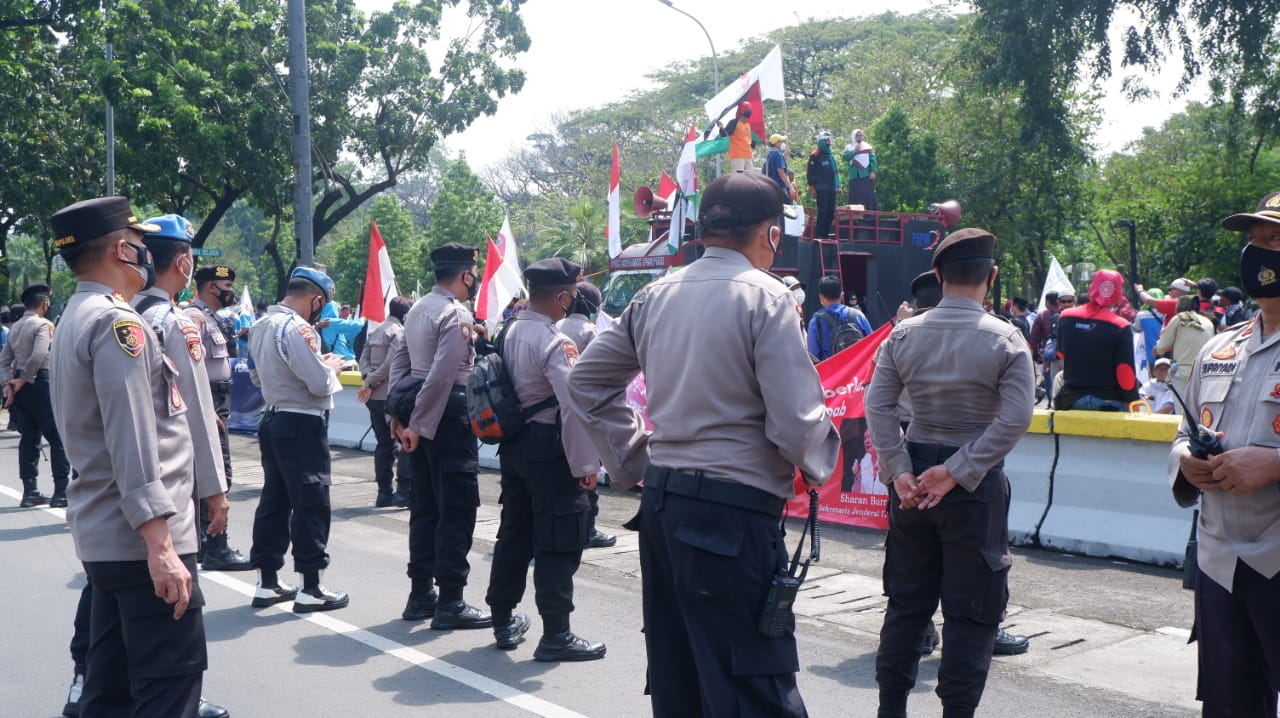 Pengamanan Polres Jakarta Pusat diperbantukan Polda Metro Jaya di Depan Kedubes AS. (Foto: PMJ News). 