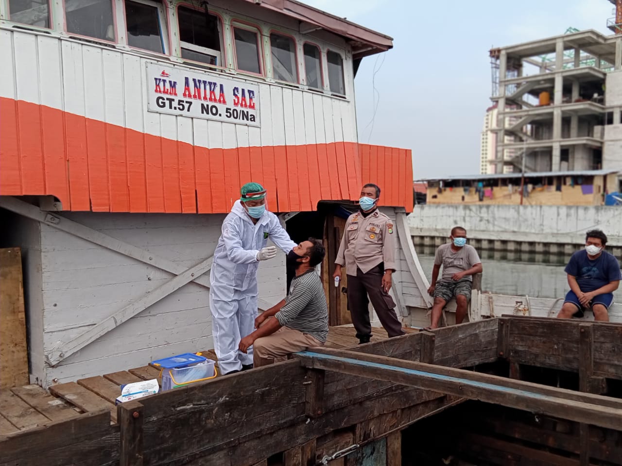 Jajaran Polres Pelabuhan Tanjung Priok melakukan tracking dan swab antigent kepada warga Pelabuhan. (Foto: PMJ News). 