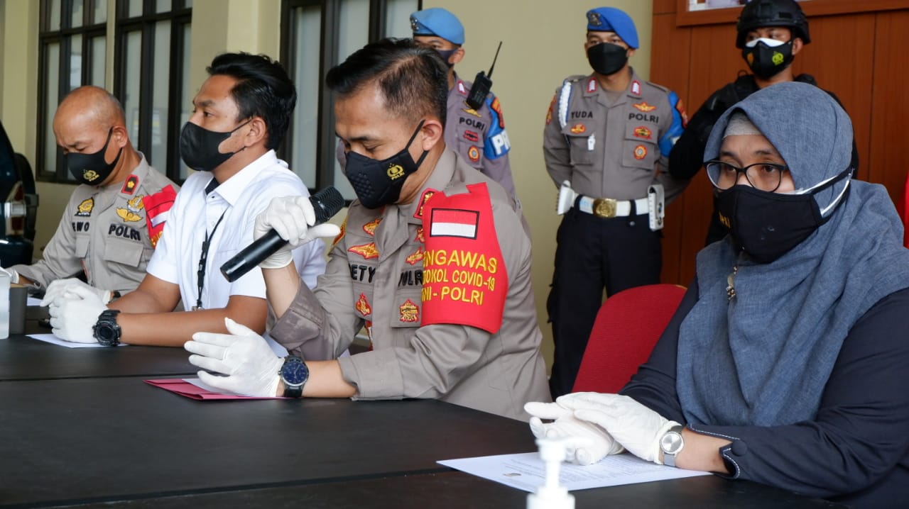 Keterangan Wakil Kepala Polres Metro Jakarta Pusat AKBP Setyo Koes Heriyanto dan jajarannya. (Foto: PMJ News). 