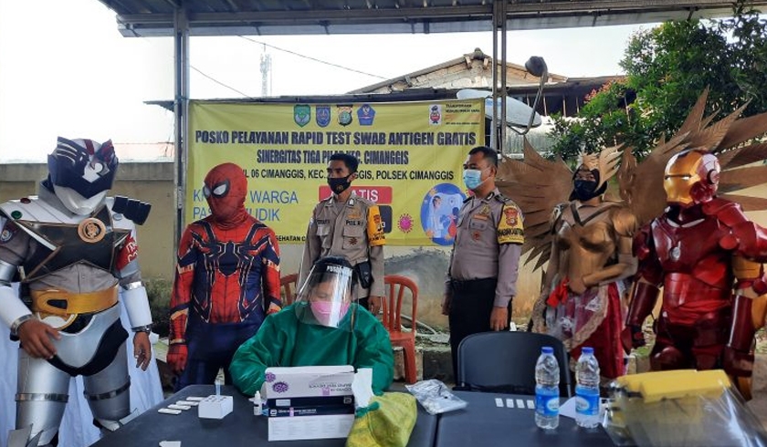 Super hero ajak anak di Cimanggis Depok ikut rapid tes antigen. (Foto: PMJ News).
