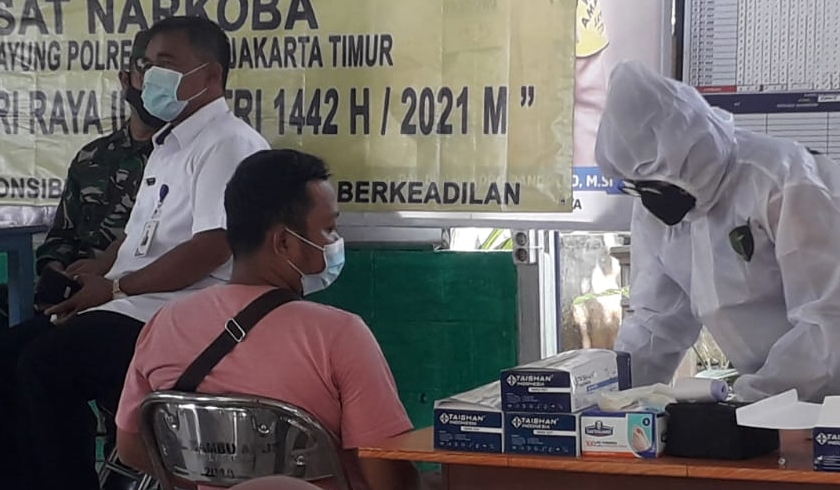 Seorang warga menjalani tes swab antigen di Posko Kampung Tangguh Jaya RW 04 Bambu Apus, Cipayung. (Foto: PMJ News).