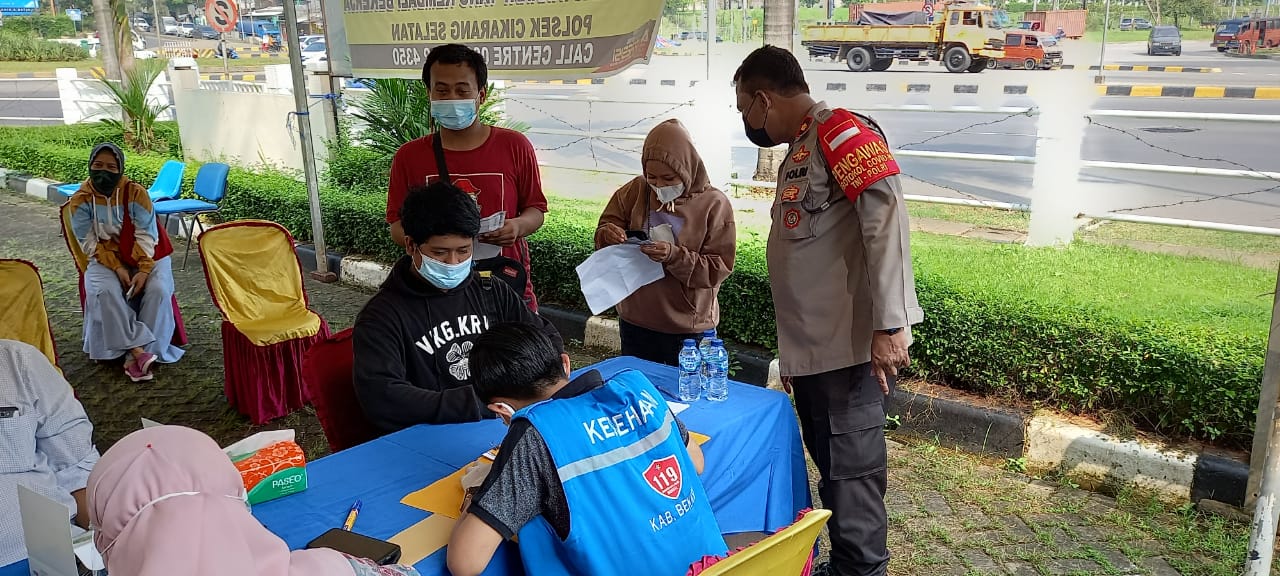 Kapolsek Cikarang Selatan Kompol Sutrisno turun langsung di lokasi. (Foto : Dok PMJ). 