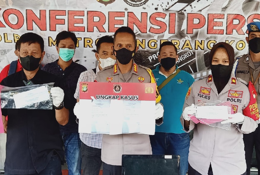 Polrestro Tangerang Kota menggelar perkara kasus pemalsuan surat swab antigen. (Foto: PMJ News).