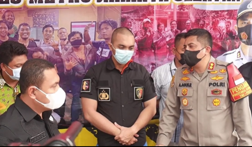 Tersangka polisi gadungan (tengah) saat diinterogasi oleh Wakapolres Jakarta Selatan. (Foto: PMJ News/Instagram).