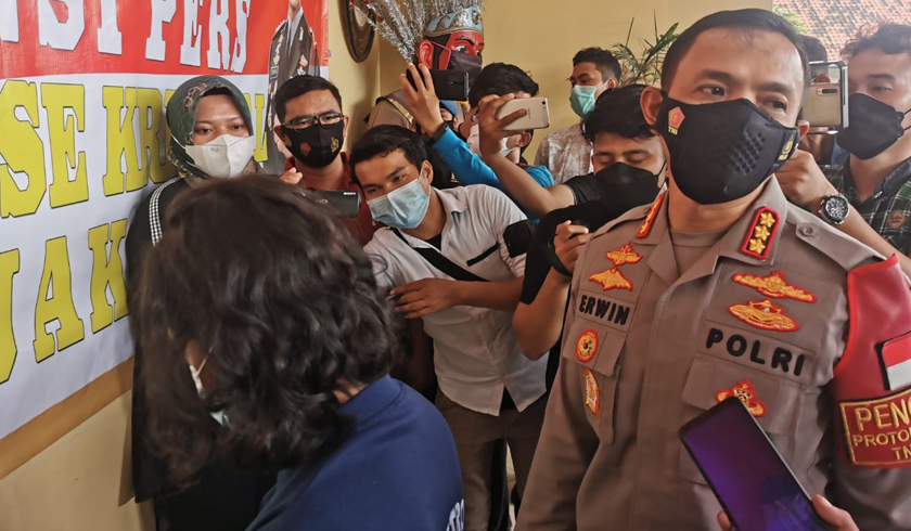 Kapolres Metro Jakarta Timur, Kombes Pol Erwin Kurniawan menginterograsi pelaku penculikan bayi. (Foto: PMJ News).
