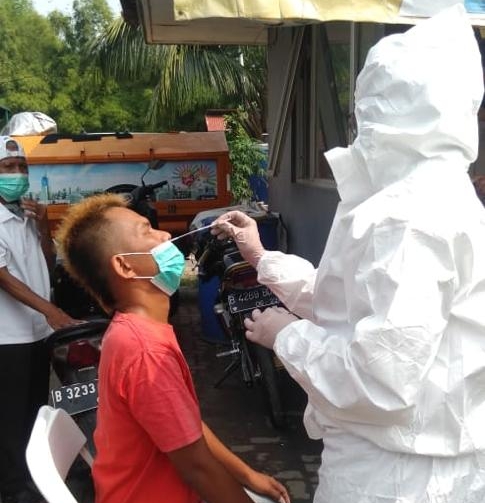 Warga Muara Angke jalani swab antigen gratis oleh Polsek Kawasan Sunda Kelapa dan Polres Pelabuhan Tanjung Priok. (Foto: PMJ News)