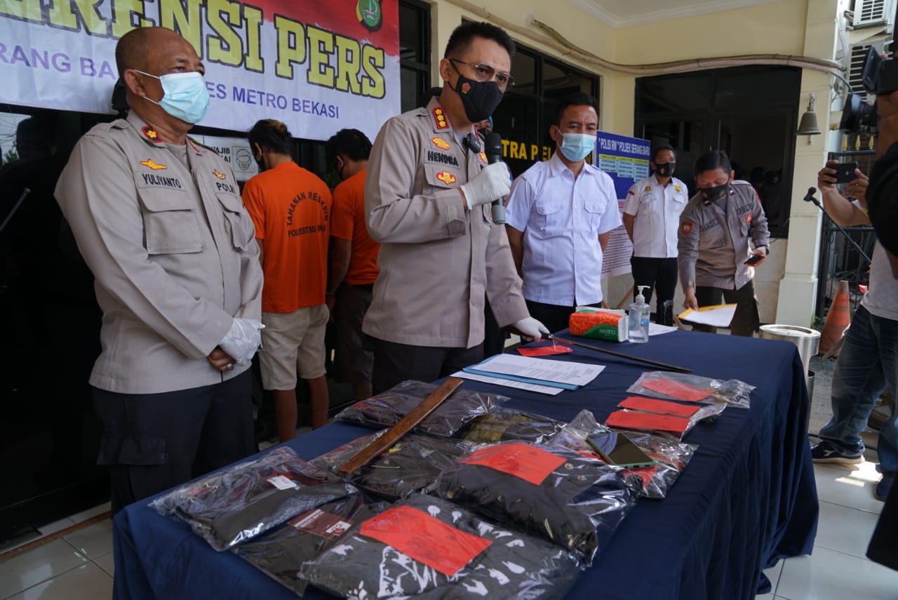 Sejumlah barang bukti kejahatan  yang diamankan polisi. (Foto: PMJ News)