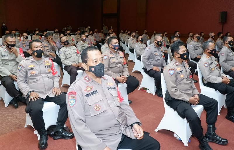 Para kapolsek dan anggota Bhabinkamtibmas mendengarkan arahan Kapolda Metro Jaya. (Foto: PMJ News).