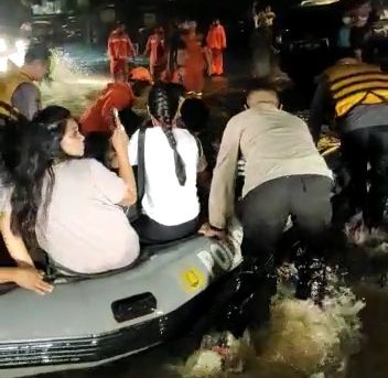 Tim SAR Brimob evakuasi warga Kemang Jaksel yang terjebak banjir. (Foto: PMJ News)