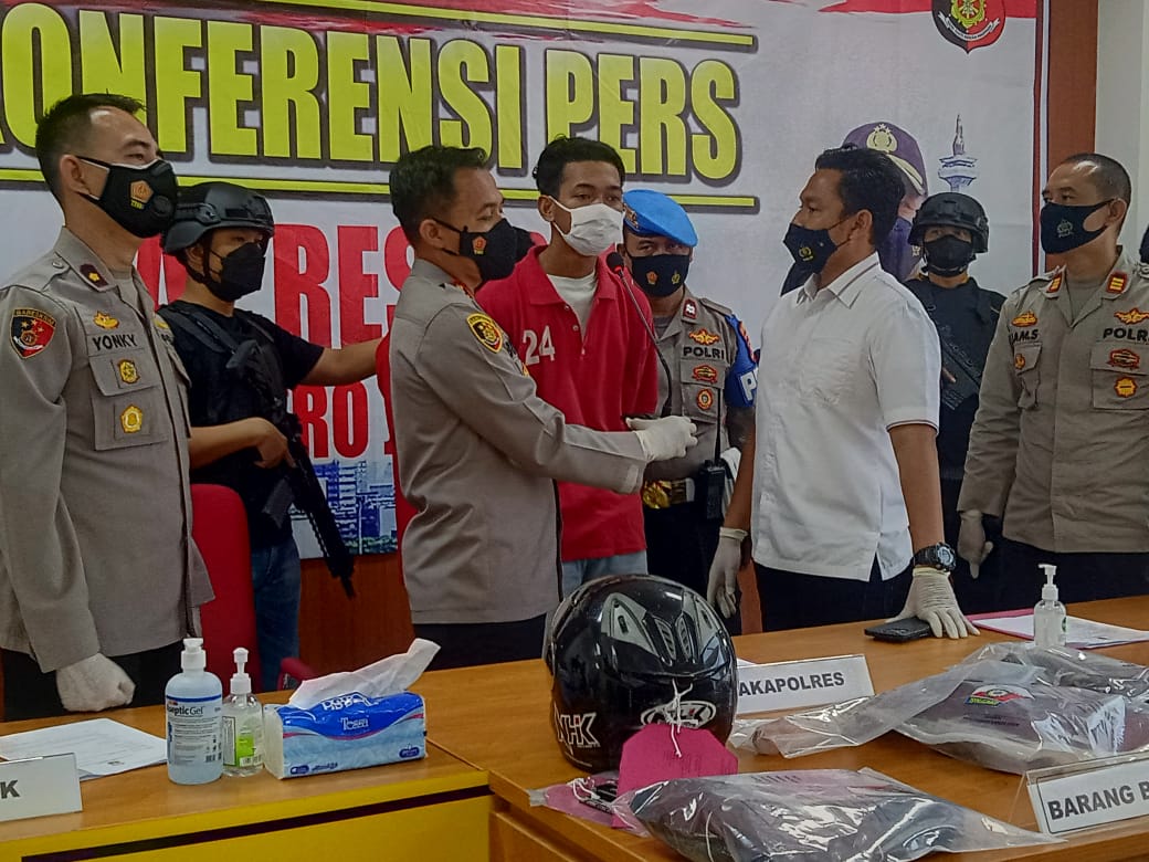 Tersangka berikan keterangan. (Foto : PMJ/Yenni). 