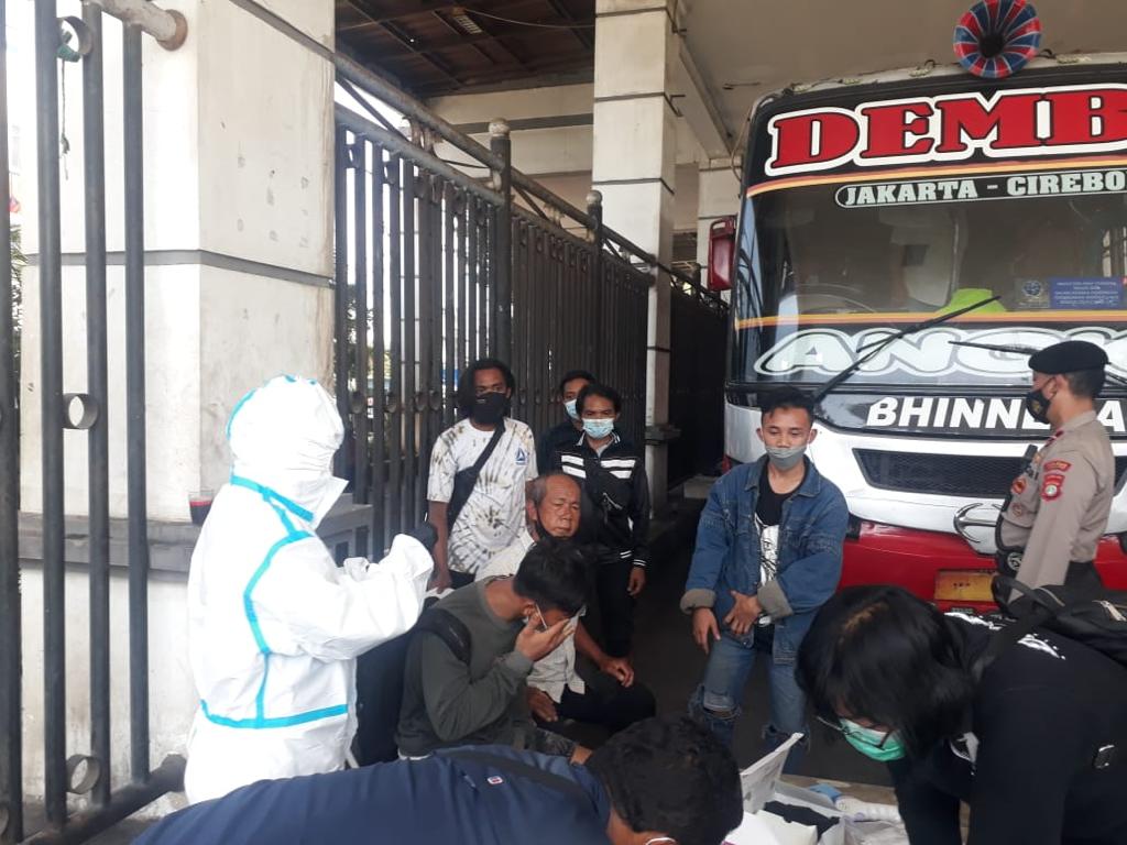 Polisi melakukan monitoring swab antigen gratis di wilayah Muara Angke. (Foto: PMJ News). 