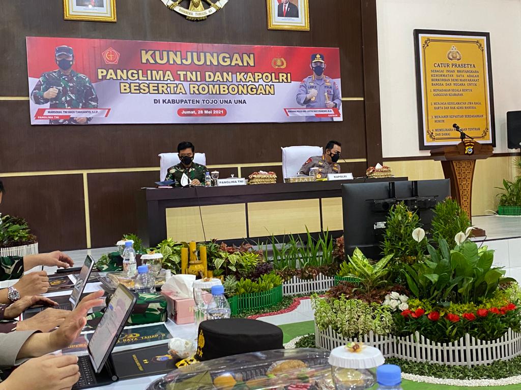 Panglima TNI Marsekal Hadi Tjahjanto dan Kapolri Jenderal Listyo Sigit Prabowo di Sulteng. (Foto: PMJ News)