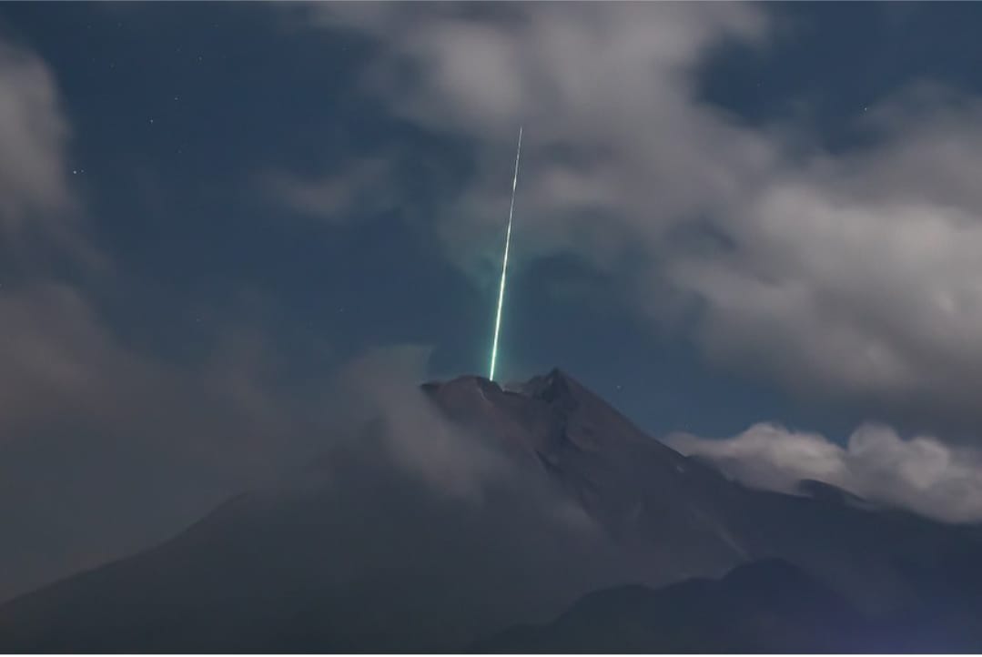 Foto kilatan cahaya yang disebut meteor jatuh di puncak Gunung Merapi. (Foto: Instagram: @gunarto_song). 