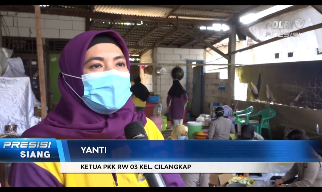 Warga Cipayung yang merasa terbantu dengan bantuan mobil Kapolda Metro Jaya dan jajarannya. (Foto: tangkapan layar program Presisi TV Radio Polri). 