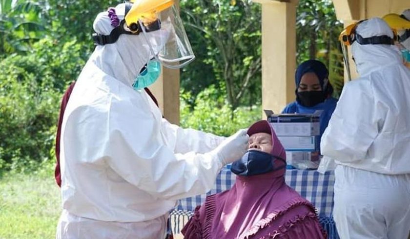 Warga di wilayah di Serang Baru, Kabupaten Bekasi, menjalani pemeriksaan tes swab antigen. (Foto: PMJ News).