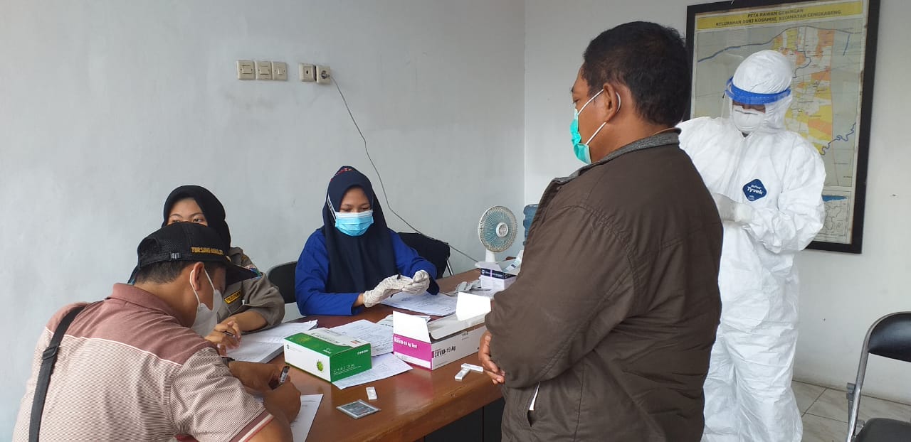 Warga Duri Kosambi yang baru pulang mudik menjalani swab antigen gratis. (Foto: PMJ News). 