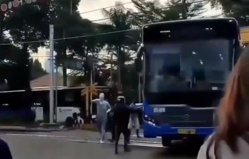 Tangkapan layar kejadian ketika bus TransJakarta terjebak di perlintasan rel kereta api. (Foto: PMJ News/Instagram @infojaksel.id)