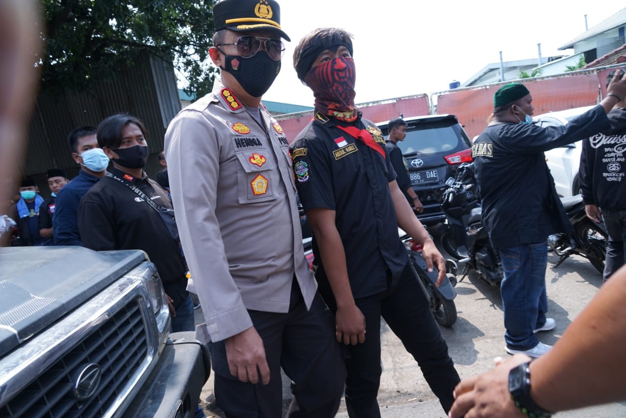 Polisi membubarkan kericuhan yang terjadi antar dua ormas di Bekasi. (Foto: PMJ News). 