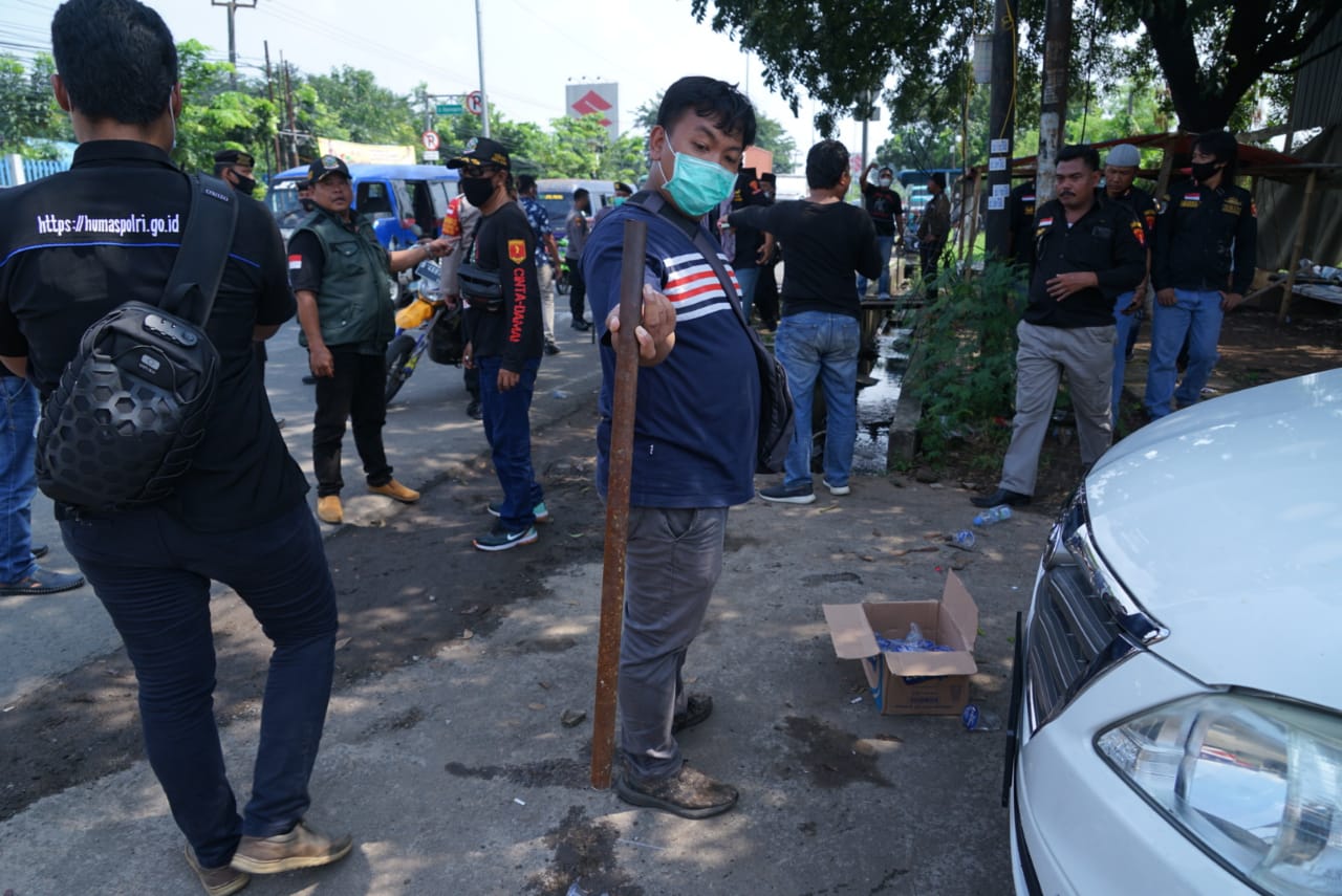 Senjata tajam yang dibawa ormas diamankan polisi. (Foto: PMJ News)