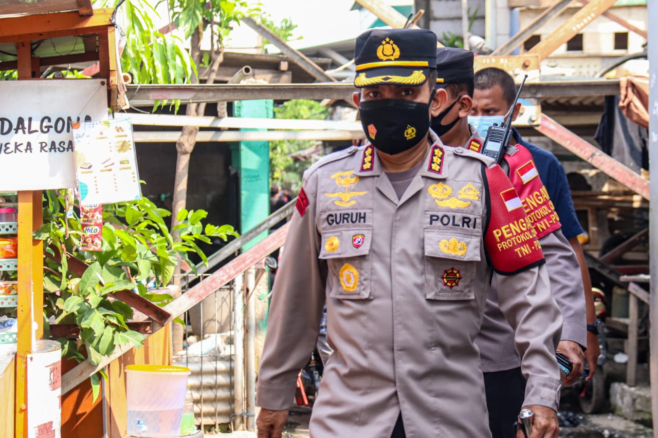 Jajaran Polres Metro Jakarta Utara terjun langsung melihat kondisi terkini warga Semper Jakut yang melakukan lockdown. (Foto: PMJ News). 