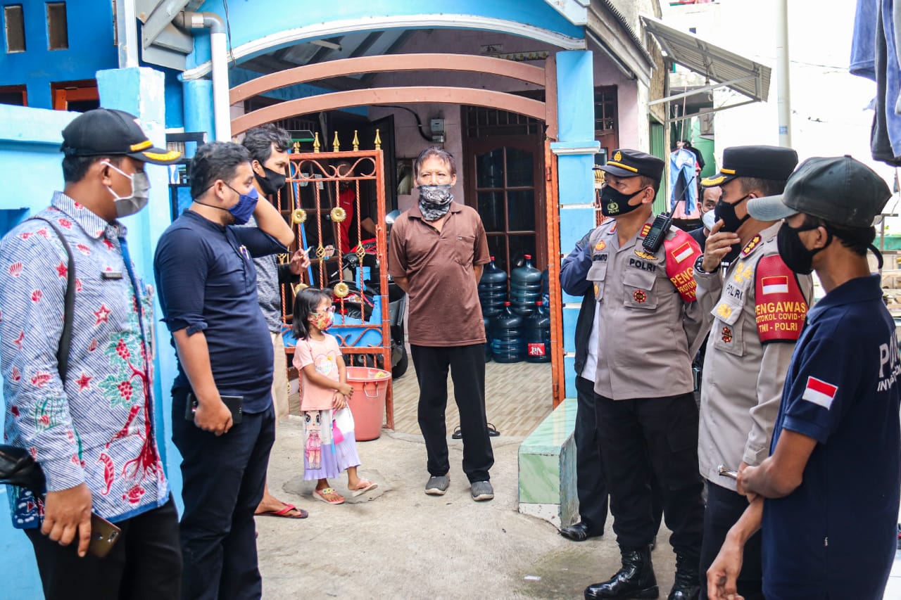 Jajaran Polres Metro Jakarta Utara terjun langsung melihat kondisi terkini warga Semper Jakut yang melakukan lockdown. (Foto: PMJ News). 