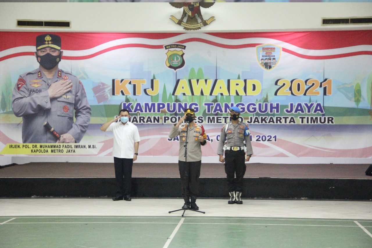Polres Metro Jakarta Timur memberikan penghargaan (Reward) kepada Ketua Kampung Tangguh Jaya. (Foto: PMJ News).