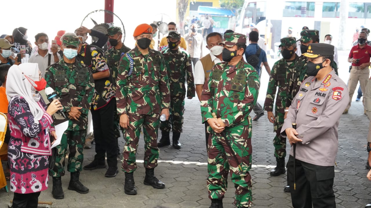 Panglima TNI, Kapolri Jenderal Pol Listyo Sigit, Kepala BNPB, dan Gubenur Jateng meninjau langsung vaksinasi di kabupaten Grobogan, Jateng. (Foto: PMJ News).