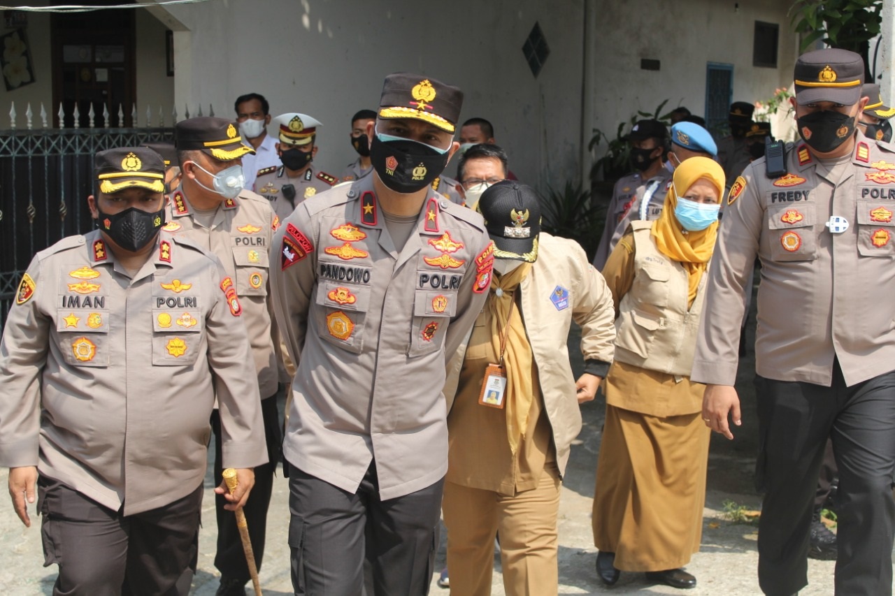 Wakapolda Metro Jaya, Brigjen Pol Hendro Pandowo meninjau wilayah RW 06, Kecamatan Kelapa Dua, Tangerang, yang menerapkan mikro lockdown. (Foto: PMJ News).