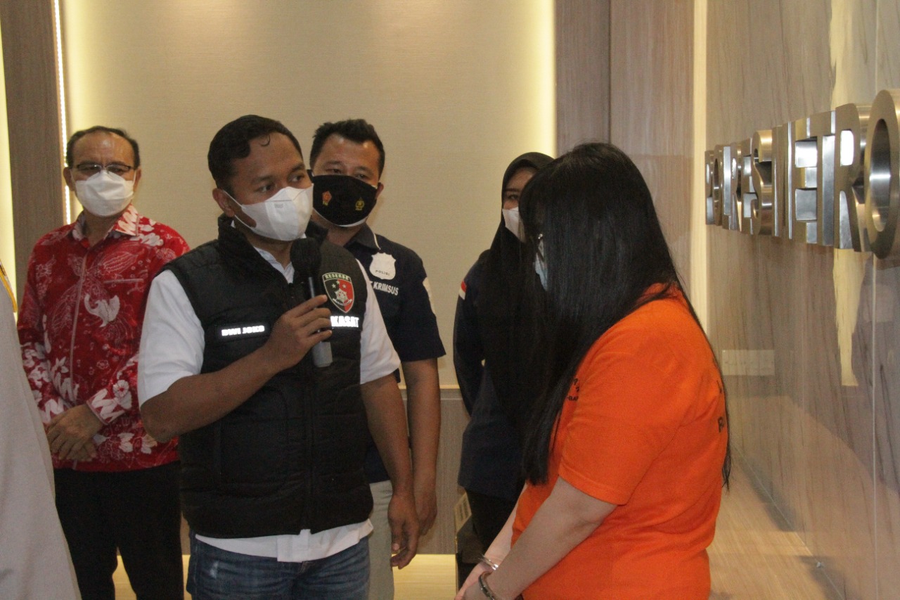 Kapolres Metro Jakarta Barat, Kombes Pol Ady Wibowo tengah introgasi pelaku. (Foto: PMJ News). 