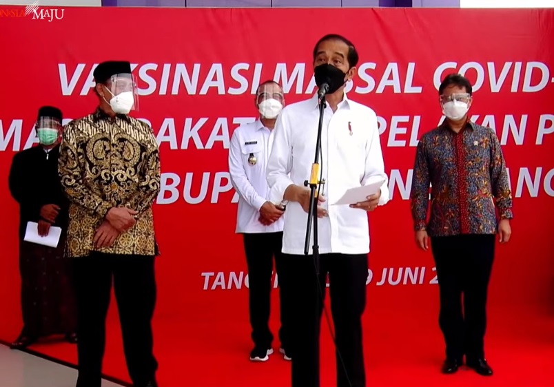 Presiden Jokowi meninjau pelaksanaan vaksinasi Covid-19 terhadap 10 ribu warga Kabupaten Tangerang. (Foto: PMJ News/YouTube Setpres).