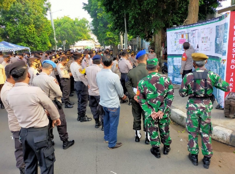 Ratusan aparat gabungan TNI-Polri melakukan pengamanan di sekitar PN Jakarta Timur menjelang sidang Habib Rizieq Shihab. (Foto: PMJ News).