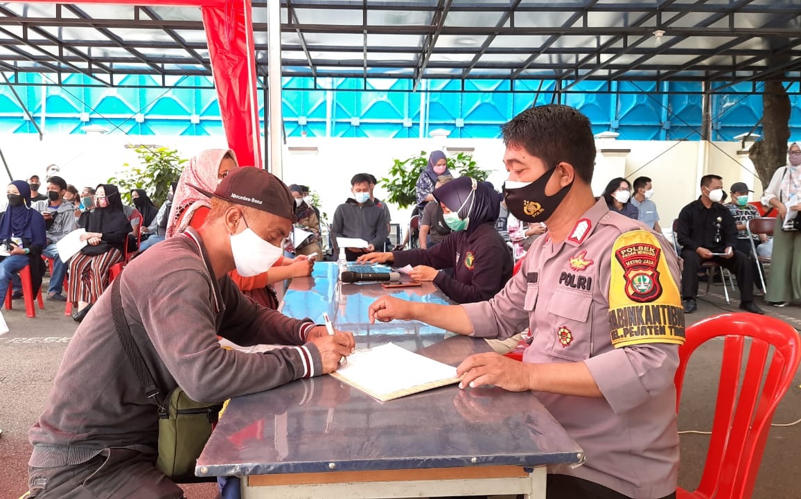 Polsek Pasar Minggu menggelar vaksinasi gratis untuk masyarakat. (Foto: PMJ News).