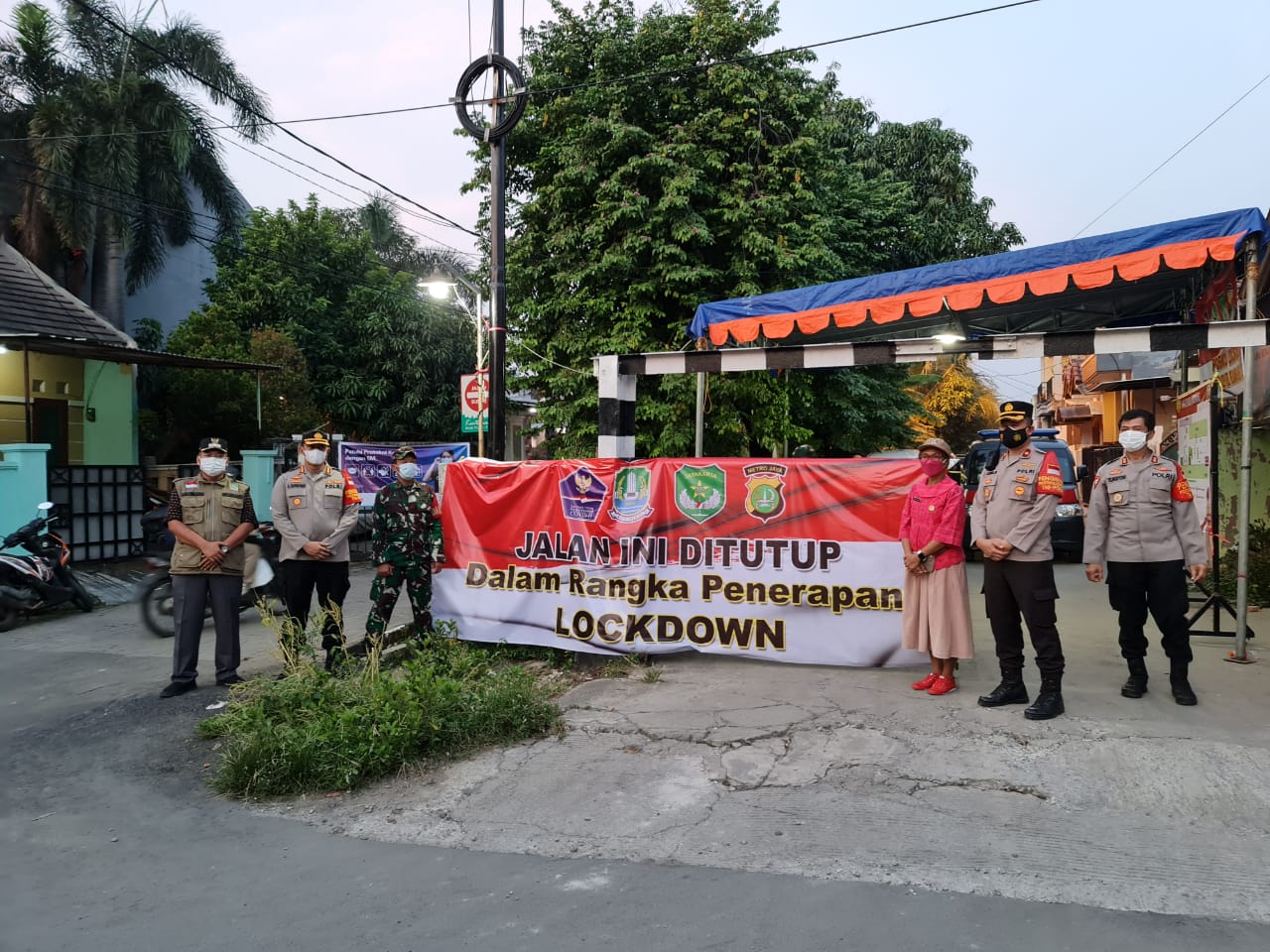 Mikro lockdown di Perumahan Taman Harapan Baru Rt02/25 Kelurahan Pejuang Kecamatan Medan Satria, Kota Bekasi. (Foto: PMJ News). 