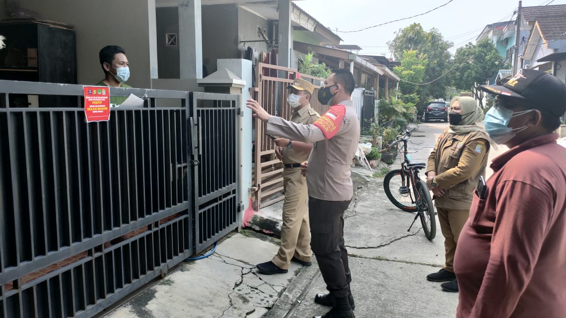 Tiga Pilar memantau kondisi kesehatan warga Perum THB RT002/ RW25 Kelurahan Pejuang, Kota Bekasi. (Foto: PMJ News). 