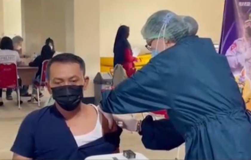 Polres Metro Bekasi Kota menggelar vaksinasi massal bagi masyarakat. (Foto: PMJ News).