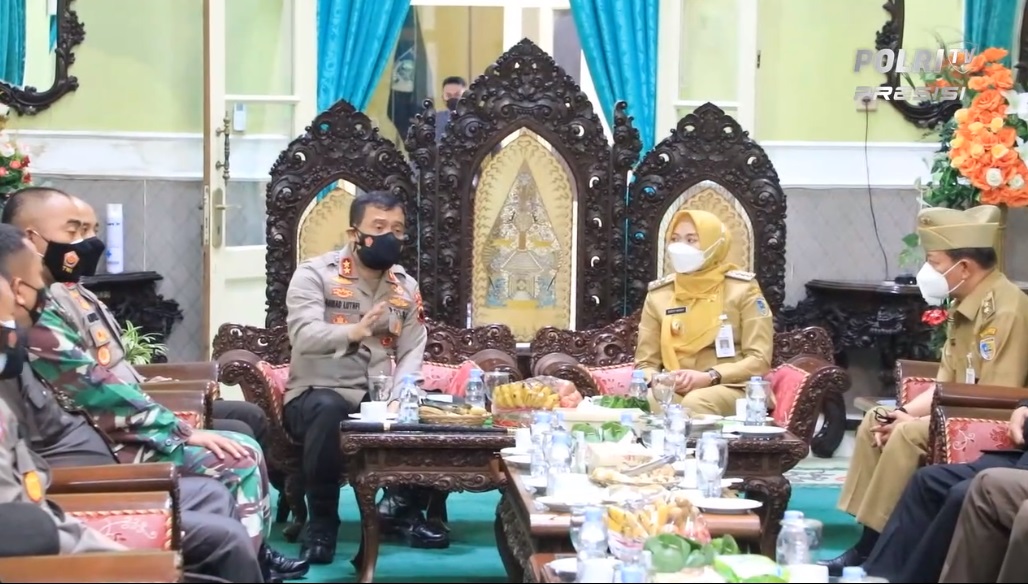 Kapolda Jawa Tengah, Irjen Pol Ahmad Luthfi meninjau pelaksanaan vaksinasi Covid-19 massal di Kabupaten Demak. (Foto: PMJ News/Polri).