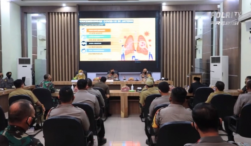 Kapolda Jawa Tengah, Irjen Pol Ahmad Luthfi meninjau pelaksanaan vaksinasi Covid-19 massal di Kabupaten Demak. (Foto: PMJ News/Polri).