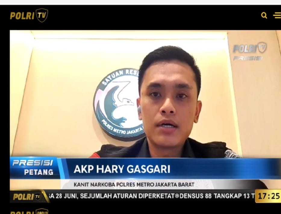 Wawancara eksklusif TV Radio Polri dalam Presisi Petang dengan Kanit 1 Narkoba Polres Metro Jakarta Barat AKP Harry Gasgari terkait kasus narkoba Anji. (Foto: Tangkapan layar Presisi Petang TV Radio Polri). 