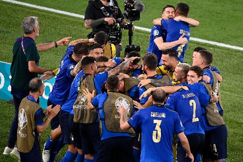Selebrasi para pemain Timnas Italia saat sukses melaju ke 16 besar Euro 2021 pasca menaklukkan Swiss. (Foto: Dok Net)