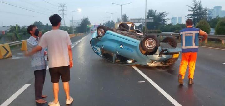 Kecelakaan di Tol Meruya sebuah taxi terbalik. (Foto: TMC PMJ). 